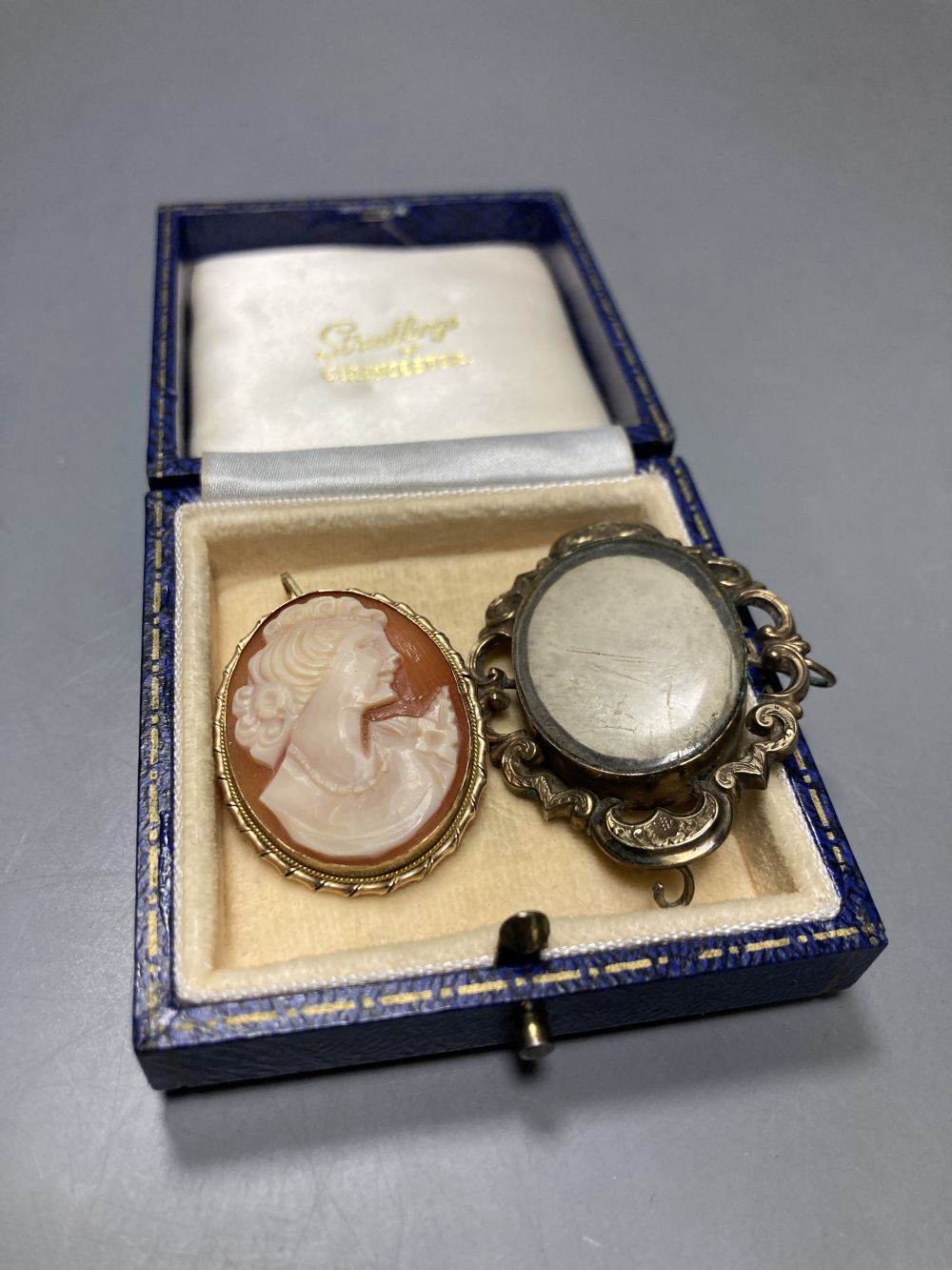 A 20th century Italian yellow metal (stamped 375) and cameo shell oval pendant brooch and a brooch